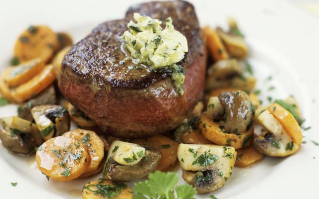 Steak met wortelen en champignons