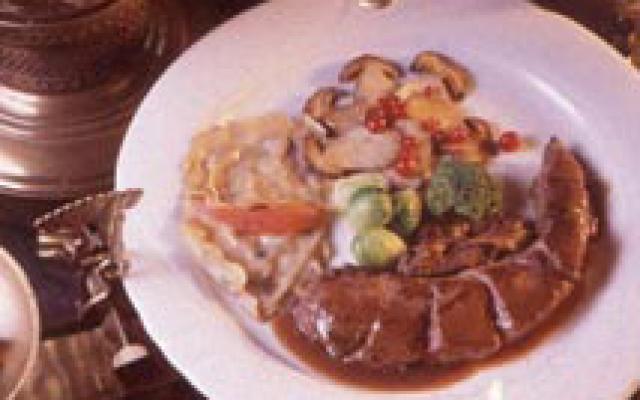 Râble de lièvre aux raviolis croquants et aux cèpes