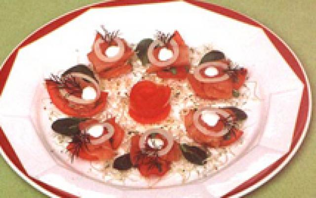 Tomatenhapjes met gerookte zalm en zure room