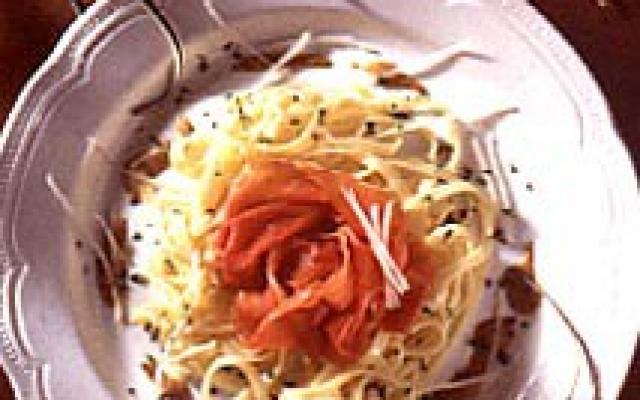 Tagliatelle met ham en parmesan van rammenas
