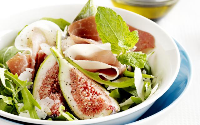 Salade van vijgen en rauwe ham
