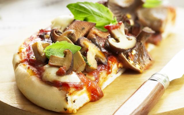 Pizza met champignons en taleggio