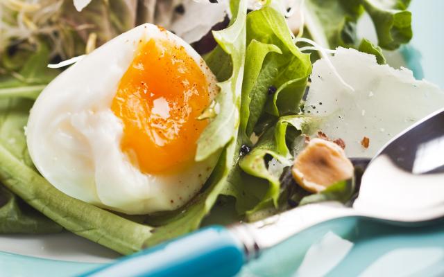 Mesclun aux oeufs mollets et parmesan