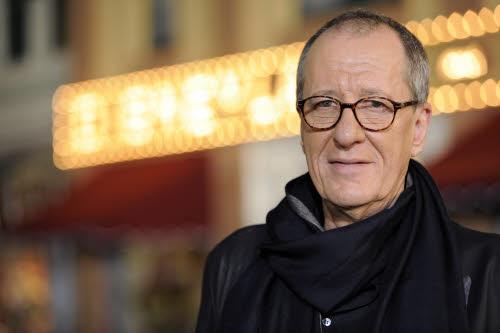 Geoffrey Rush speelt de rol van Kapitein Barbossa, die in deze film voor de Britse koning werkt.