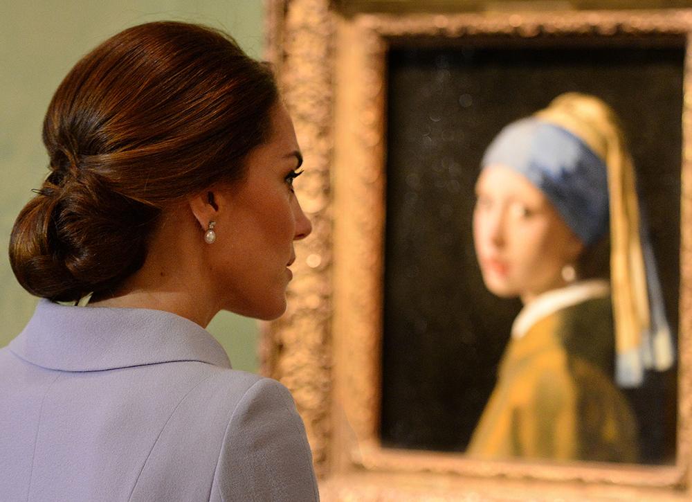 11 October 2016. The Duchess of Cambridge visits the Mauritshuis in The Hague for the exhibition 'At Home in Holland: Vermeer and his Contemporaries from the British Royal Collection' in The Hague, Netherlands, on the 11th October 2016. Here, Catherine admiring Vermeer' 'The Girl With The Pearl Earring'. Credit: GoffPhotos.com Ref: KGC-03/375 **No UK Sales Until 28 Days After Create Date** Reporters / Goff