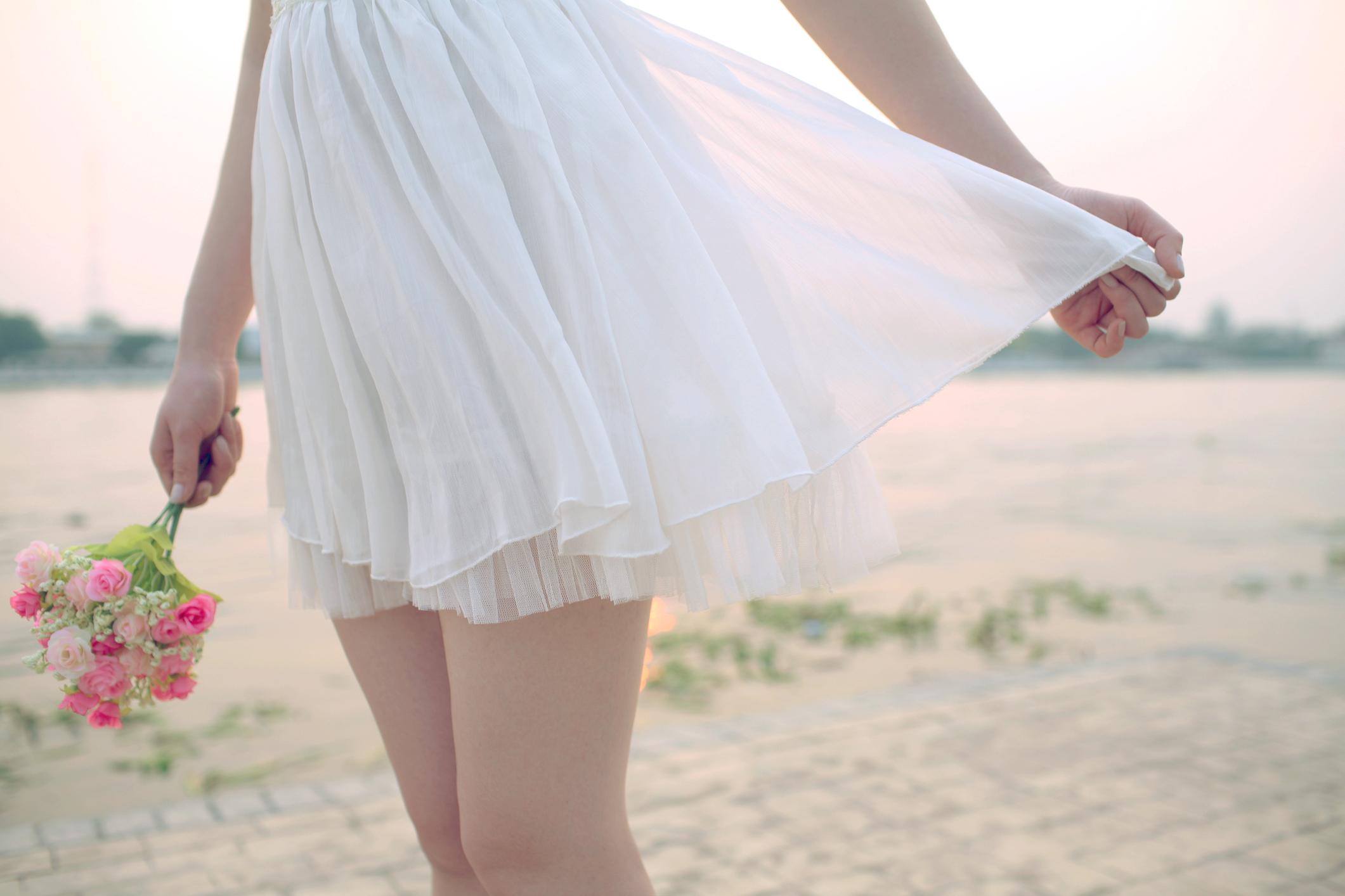 Девушка в нежном белом платье