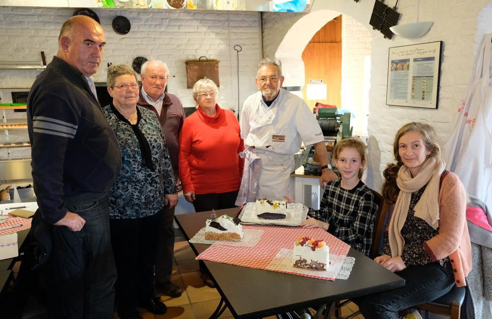 Bakker Leert Aanwezigen Kerststronken Bakken In Het Bakkerijmuseum Kw Be