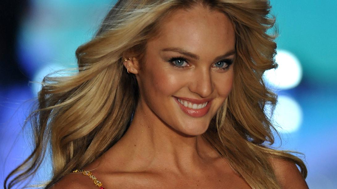 WAUW: zo ziet Candice Swanepoels post-baby body er dus uit WAUW: zo ziet Candice Swanepoels post-baby body er dus uit