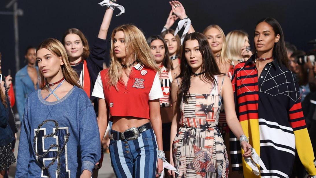 Fashion Week: pourquoi les mannequins portent un bandana blanc au poignet Fashion Week: pourquoi les mannequins portent un bandana blanc au poignet