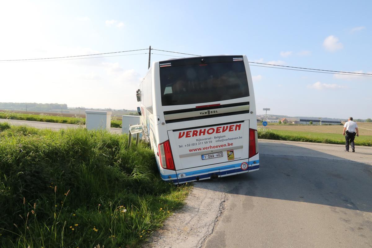 Bus Rijdt Zich Vast Op Kruispunt Tussen Wijtschate En Kemmel Kw Be