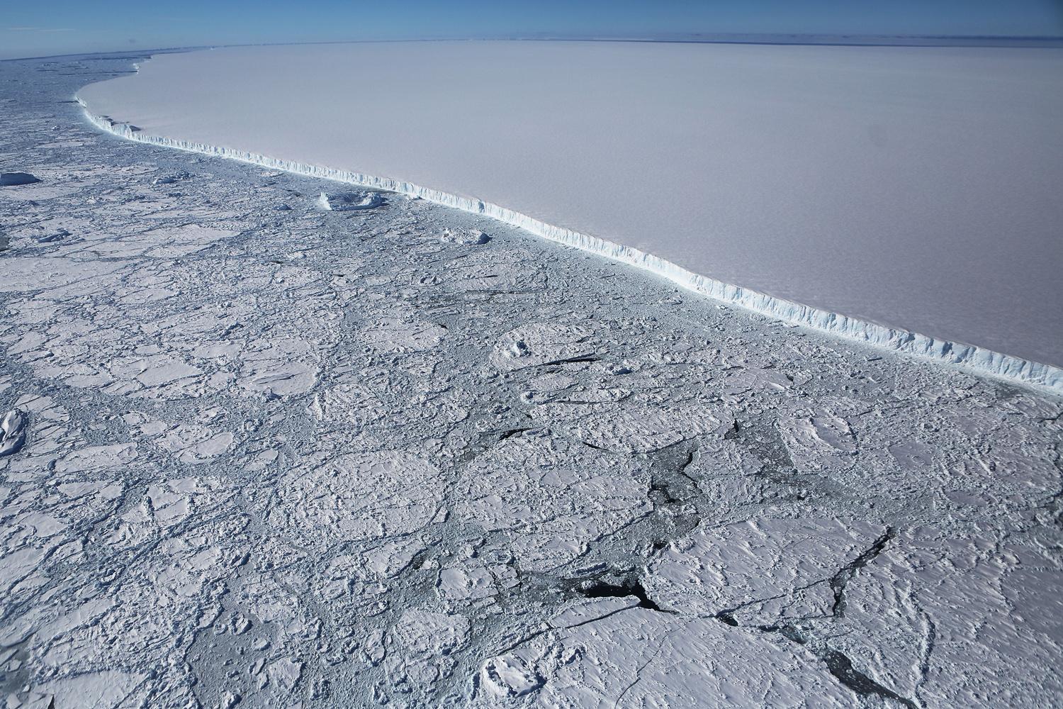 Le Plus Grand Iceberg Du Monde Est Sur Le Point De D River En Pleine Mer