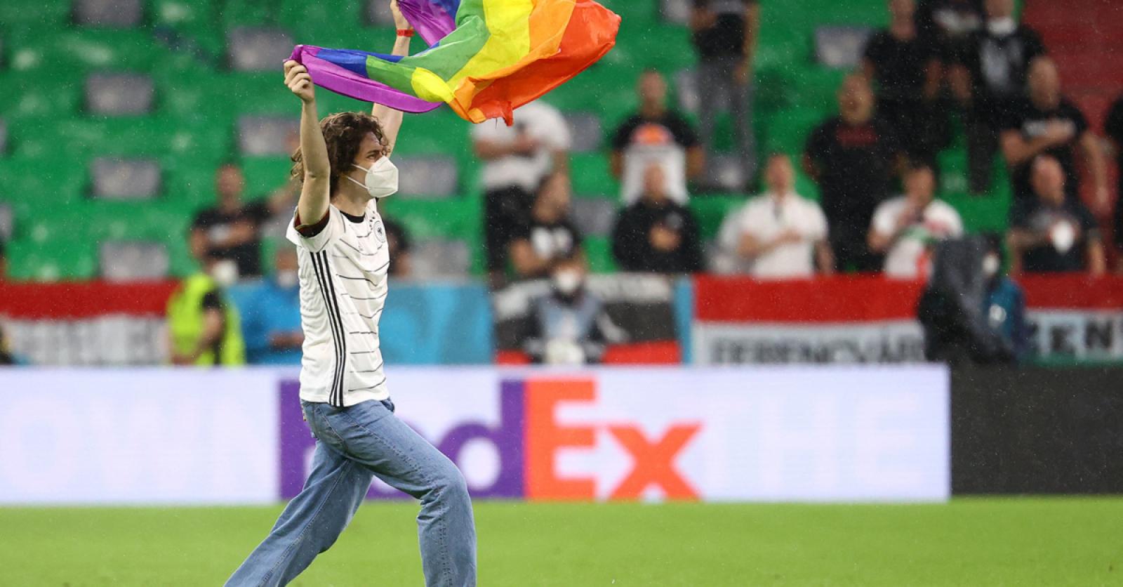 Activist Met Regenboogvlag Op Veld Tijdens Hongaars Volkslied