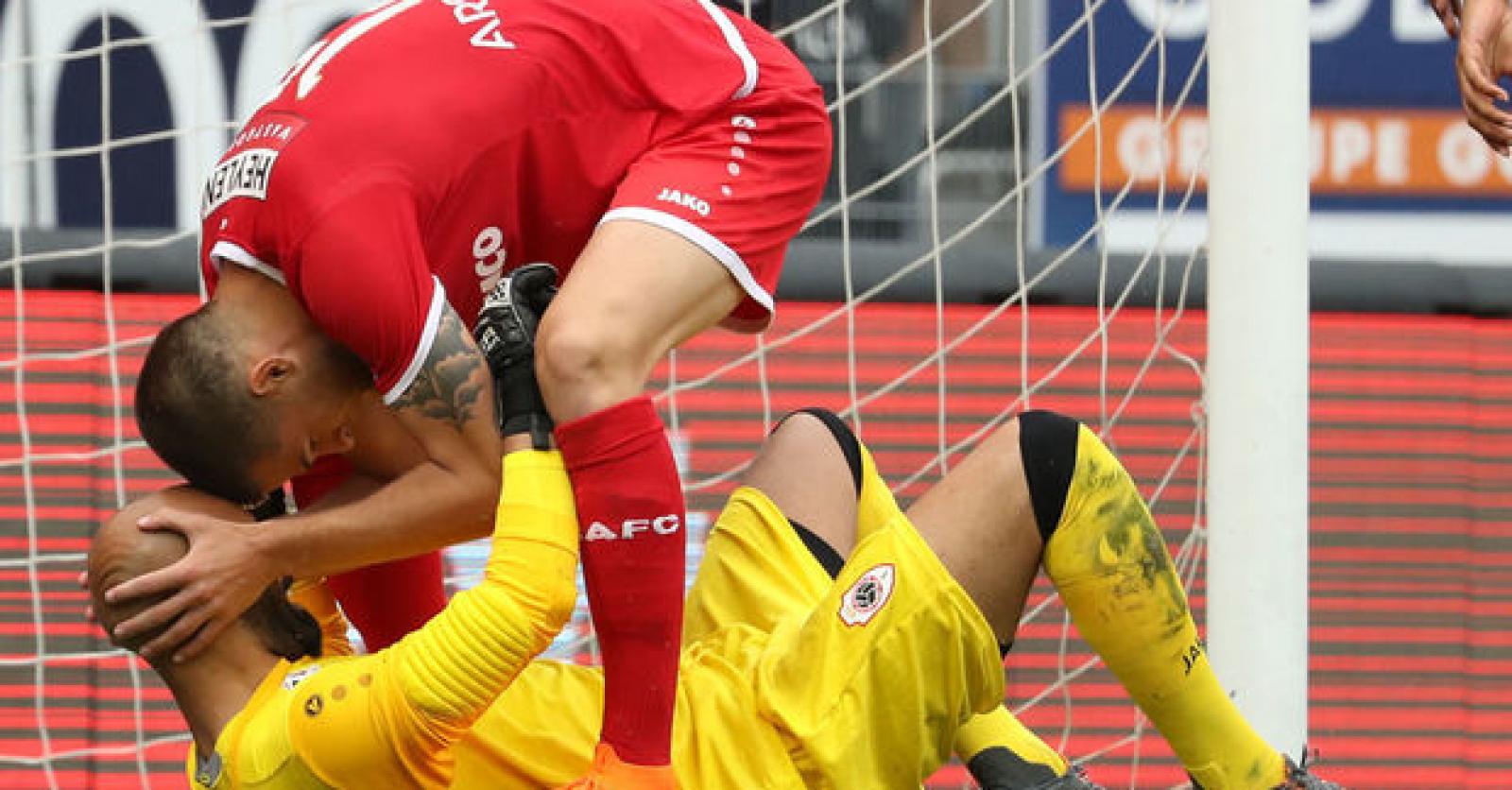 Charleroi cale au démarrage 0 1 contre l Antwerp