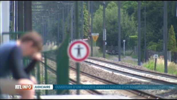 Un Ado Se Jette Sous Un Train Apr S Avoir D Couvert Une Photo De Lui Nu