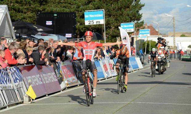 Tosh Van Der Sande Wint Textielprijs In Vichte Kw Be