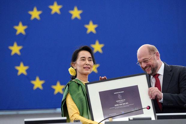 Plus De Ans Apr S Suu Kyi Re Oit Son Prix Sakharov En Mains Propres