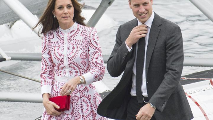 Waarom Kate Middleton een clutch draagt in plaats van een handtas Waarom Kate Middleton een clutch draagt in plaats van een handtas