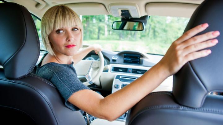 Dames, er is een reden waarom parkeren soms maar niet wil lukken Dames, er is een reden waarom parkeren soms maar niet wil lukken