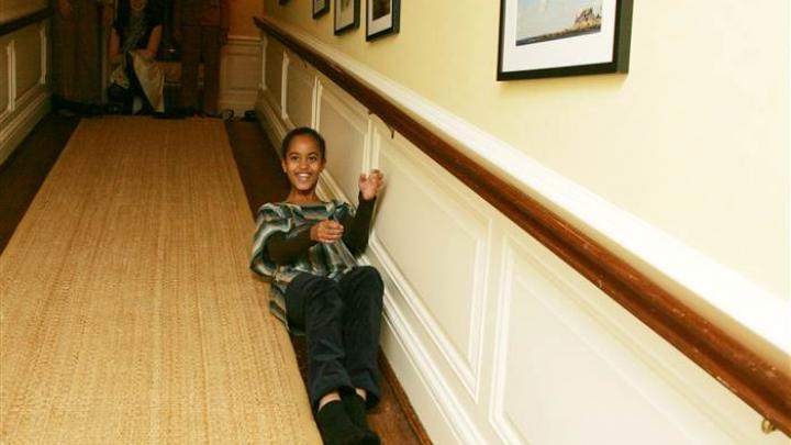 Moet je zien: de foto's van het eerste bezoek van Malia en Sasha aan het Witte Huis Moet je zien: de foto's van het eerste bezoek van Malia en Sasha aan het Witte Huis