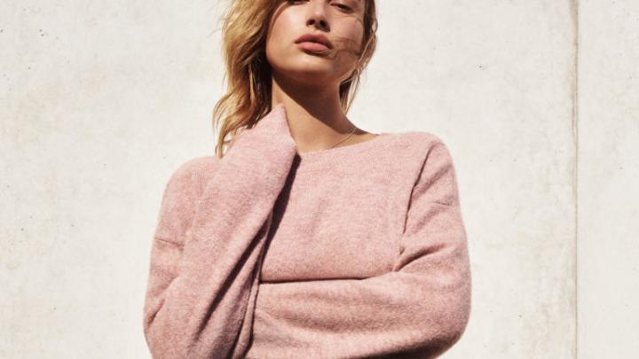 Dé jeans voor het komende seizoen volgens topmodel Hailey Baldwin Dé jeans voor het komende seizoen volgens topmodel Hailey Baldwin