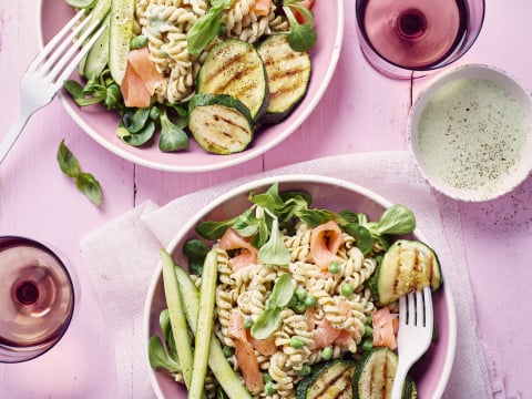 keuken Sociologie Bekijk het internet Volkoren pastasalade met gegrilde courgette, gerookte zalm en  ricottadressing - Libelle Lekker
