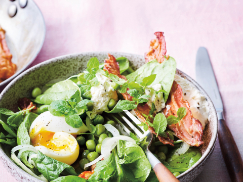 Salade D Epinards Au Lard Croustillant Petits Pois Et Åuf Mollet Cuisine Et Recettes Recette Femmes D Aujourd Hui Delices