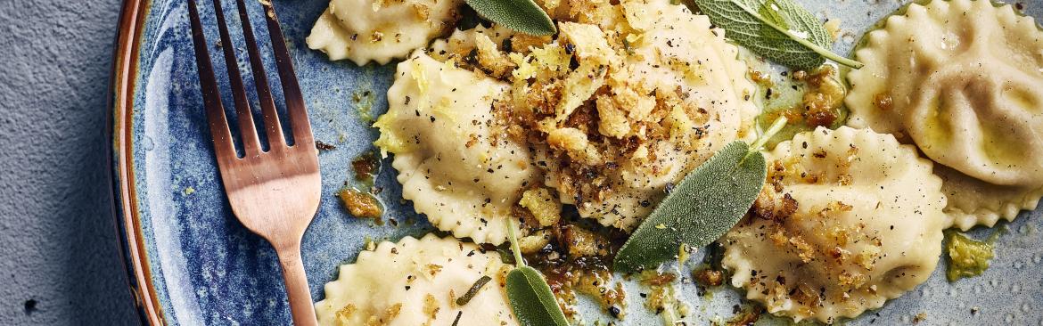 Ravioli met pompoen, gedroogde ham en salie