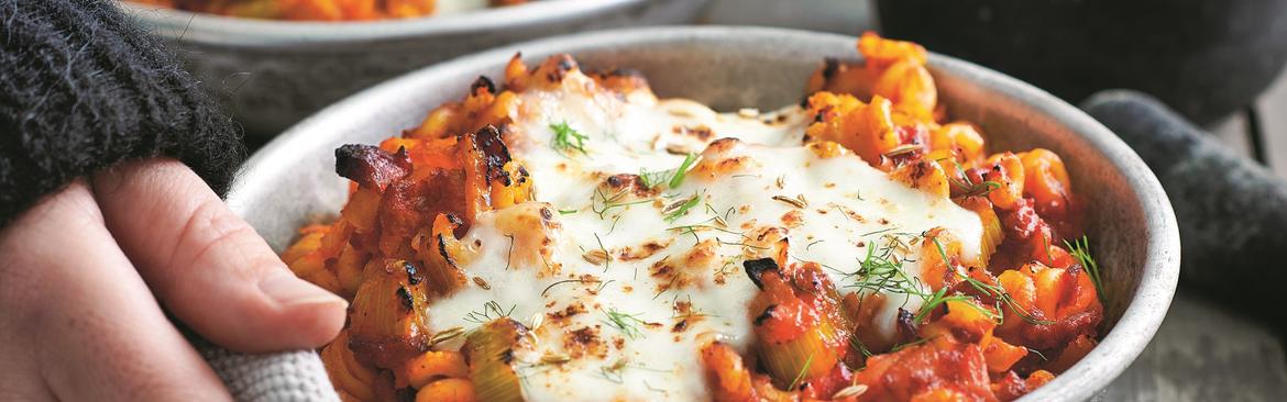 Pittige pastagratin met chorizo, tomaat en venkel