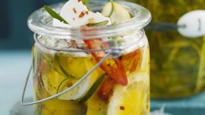 Ingemaakte feta in rozemarijnchiliolie