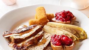Kalkoen met gehaktbrood, gevulde appels en witloof