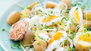 Zomerse aardappelsalade met geroosterde knoflook, ei en ansjovisdressing