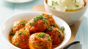 Gevulde gehaktballetjes met tomatensaus