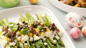 Groene asperges met ei en ansjovis