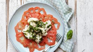 Carpaccio van coeur de boeuf-tomaten met gemarineerde mozzarella