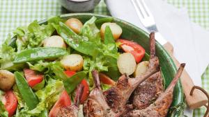 Provençaalse aardappelsalade met groene boontjes en lamskoteletjes