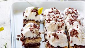 Brownie-ijstaart met mokka en chocoladeschilfers