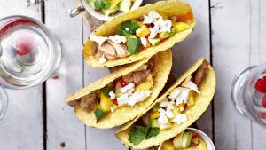 Taco's met gegrilde kip, feta en mangosalade