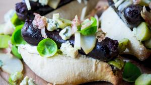 Hotdog van zwarte pens en gekonfijt fruit