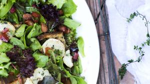Salade met geitenkaas en rabarbercompote