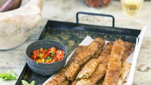 Filodeegrolletjes met geitenkaas en paprikadip