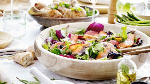 Salade met roze pompelmoes en warmgerookte zalm