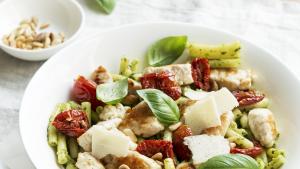Macaroni met pesto en gegrilde kip
