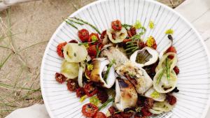 Salade van pijlinktvis en zongedroogde tomaten