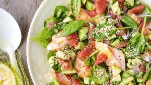 Salade met zalm, avocado en pompelmoes