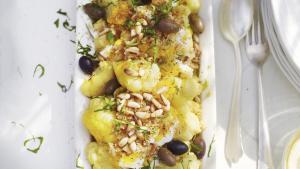 Bloemkoolsalade met krokant broodkruim en olijven