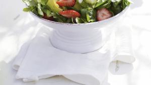 Zomerse salade met aardbeien en avocado