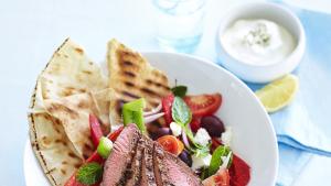 Griekse salade met olijven en lamsvlees