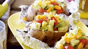 Gepofte aardappel met avocadovulling