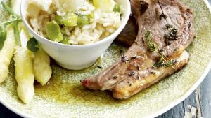 Lamskoteletjes met risotto en asperges