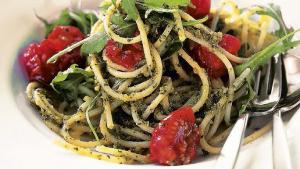 Spaghetti met geroosterde tomaten en pesto